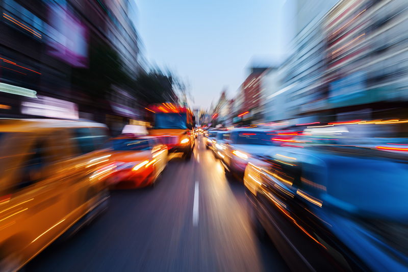 Bild mit kreativem Zoomeffekt vom nächtlichen Straßenverkehr i